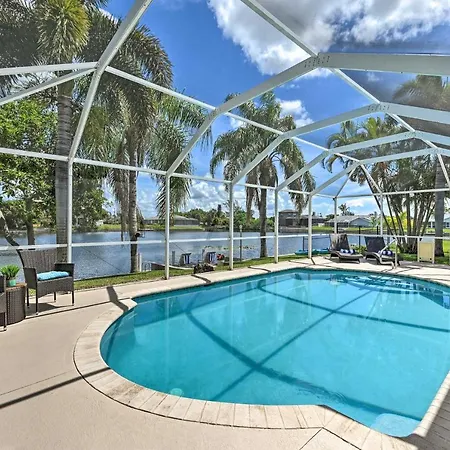 Villa Pet-Friendly Escape With Dock And Kayaks In Cape Coral